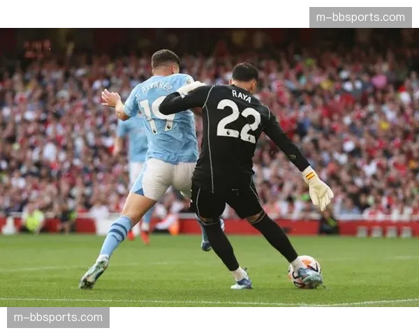 战术板揭秘：电视转播捕捉到阿尔特塔在纸条上画满右路传中战术示意图