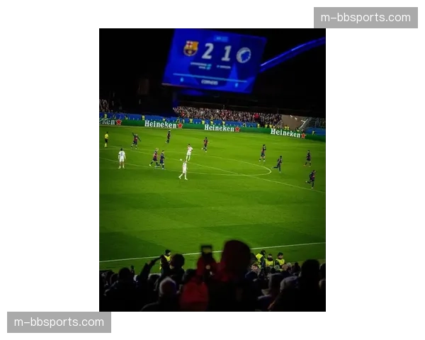 镜头聚焦：皮克现身诺坎普看台，观看老东家巴萨的比赛