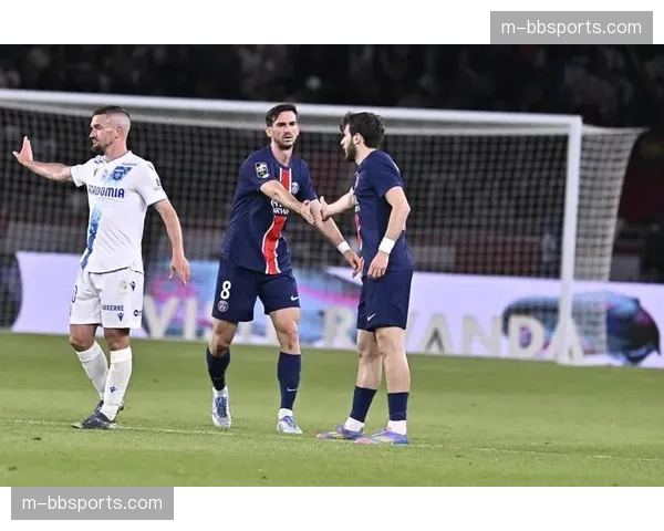巴黎圣日耳曼主场3-0大胜南特，克瓦拉茨赫利亚双响